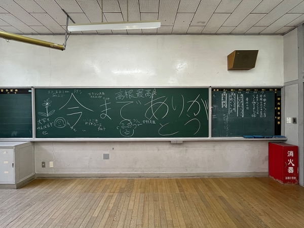 体育館に蒸留設備を設けてウイスキーを作り、校舎内で樽詰めしたウイスキーを貯蔵管理するのは世界初のこと。ここにしかないウイスキーの製造過程を、キャットウォークから見下ろすスタイルで見学できるようになっている