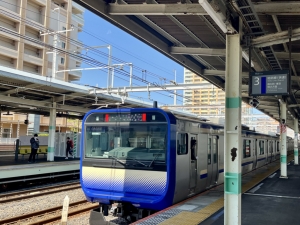 市川駅ホーム、JR横須賀・総武快速線　※2025年4月撮影