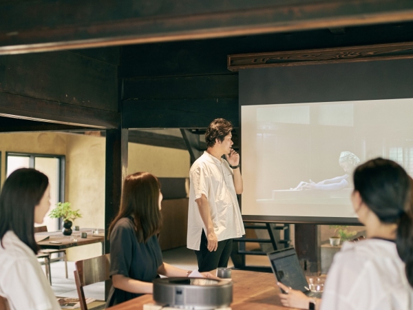 本社でのミーティングでは、スタッフ同士の活発な意見交換からアイデアが出てくることも（写真提供：株式会社LOOOF）