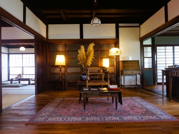 るうふ蔦之家の玄関を開けると広いエントランスがあり、クラシック和洋折衷の世界が待っている