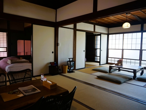 るうふ蔦之家の玄関を開けると広いエントランスがあり、クラシック和洋折衷の世界が待っている