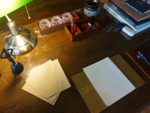 玄関の一角にある書斎コーナーでは、手紙を書いて、昔ながらの便せんの封印を体験できる