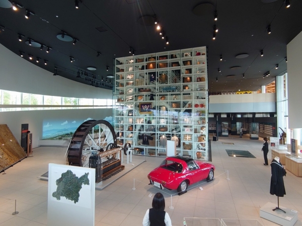 常設展のアイコンとなる巨大なガラスの展示棚「とよたモノ語り」。各面ごとに自然、産業といったテーマがあり、収蔵品はこまめに入れ替わる。展示枠は4面で計400以上にも！