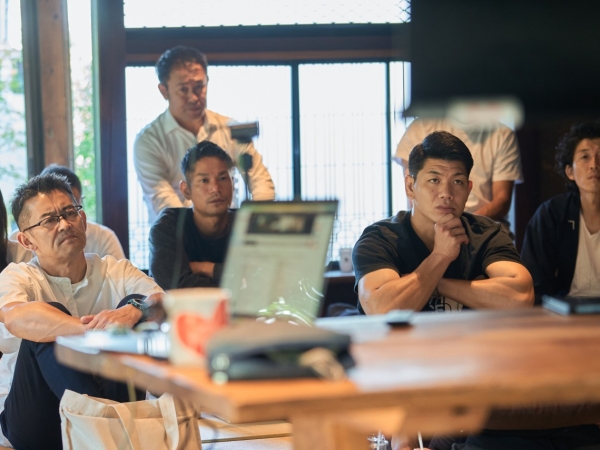 定期的なスタッフ研修会では皆が熱心に耳を傾ける（写真提供：株式会社LOOOF）