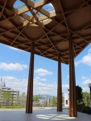 ガラスと木、弧や楕円を取り入れたファサードが特徴。木造の「えんにち空間」と、鉄骨造や鉄筋コンクリート造の「常設展示室」「展示室・管理エリア」「体験室・セミナールーム」という4つの建物で構成されている