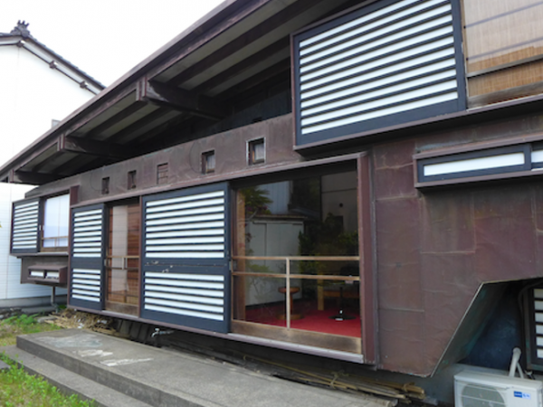 庭側から見た「斜めの家」