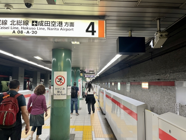 泉岳寺駅拡幅計画のイメージ　※出典　左図：東京都・京浜急行電鉄株式会社「都市高速鉄道第１号戦（都営浅草線・京浜急行本線）」、右図：東京都「事業概要2018パンフレット」p4