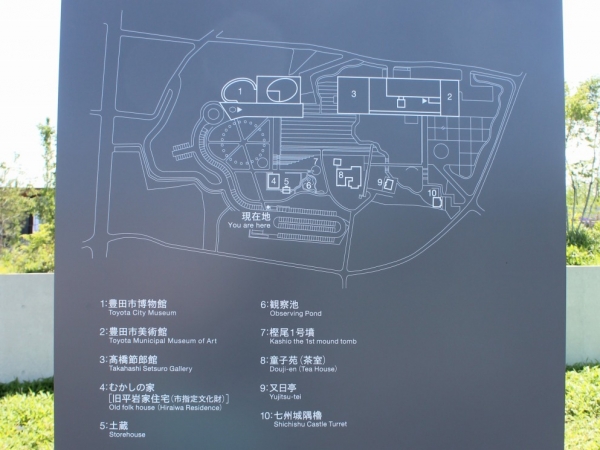 両館の間にある約5ｍの高低差を大幅に造成し、庭を延長。上庭のグラウンドレベルと、博物館の2階レベルをそろえている。ウッドデッキの下はセミナールームや体験室に