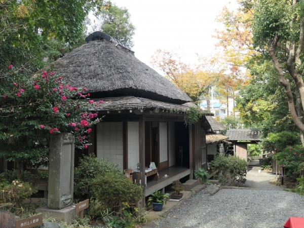 江戸時代に建てられた「鴫立庵」。渋沢栄一などの尽力でその姿が今日まで残されている
