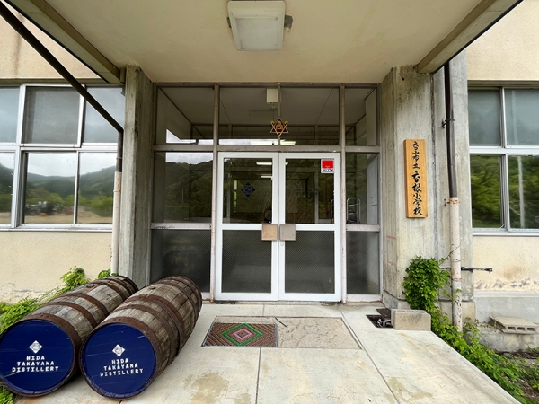 体育館の舞台上には、世界初の鋳造製ポットスチル「ZEMON（ゼモン）」を改良した「ZEMONⅡ」が2基。大きな存在感を放つ蒸留器は、銅と錫の合金のため、原酒をまろやかにする効果があるのだとか