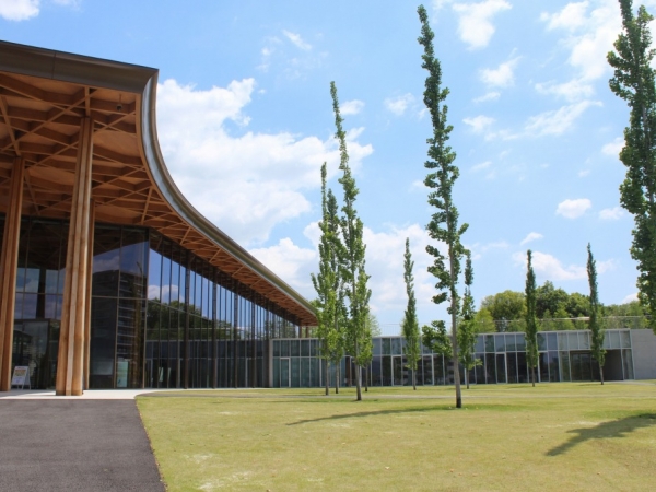 森林都市にふさわしく、「豊田市博物館」の建築には豊田市産の木材がふんだんに使われている