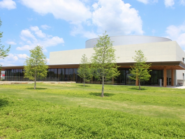 森林都市にふさわしく、「豊田市博物館」の建築には豊田市産の木材がふんだんに使われている