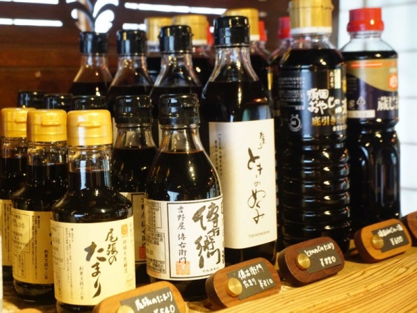 地域の発酵食調査の様子。最近では愛知・三重の島々をめぐり、島の発酵食文化を調査した。（画像提供：半田市観光協会）