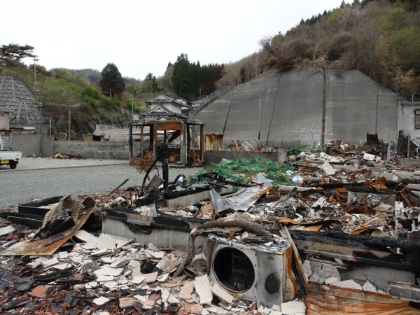 山肌が焼け崩れている様子が車内からも見られた