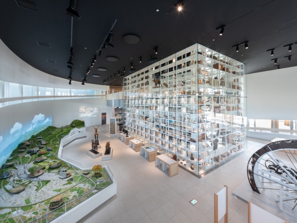 常設展示室の中心にそびえ立つガラスの展示棚「とよたモノ語り」。展示棚は耐震コアとなり、大空間を支えている（画像提供／豊田市博物館）