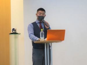 課題共有パートで登壇する須藤さん。パネルディスカッションを前に、IRISのCEO須藤さんが、LGBTsをめぐる現状と課題を参加者に解説した
