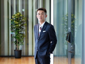 <b>榊原 渉</b>：1998年3月早稲田大学 理工学研究科 建設工学専攻 修了。1998年4月株式会社 野村総合研究所 入社。2017年4月グローバルインフラコンサルティング部長。2020年4月コンサルティング人材開発室長。2021年10月北海道大学 客員教授（現任）。2022年4月サステナビリティ事業コンサルティング部長。2023年4月兼 コンサルティング事業本部 DX事業推進部長。2024年4月兼 コンサルティング事業本部 統括部長。2025年4月コンサルティング事業本部 パートナー。専門は、不動産・住宅、建設・エンジニアリング、電力・エネルギー関連業界の経営戦略・事業戦略立案・実行支援
