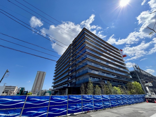 リーフシティ市川のイメージパース（広場、リーフシティ市川　ザ・タワー、オウカス　リーフシティ）　※出典：三井不動産レジデンシャル株式会社外3社「総武線沿線最大級の大規模複合開発「リーフシティ市川」内に誕生「リーフシティ市川　ザ・タワー」」 2024年10月25日