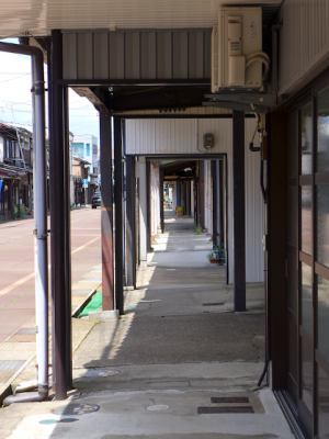 リビングの久野さん。備え付けの冷蔵庫にはクラフトビールが入っている。ビール料金は宿泊料に込み