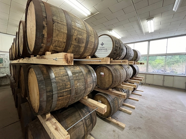 体育館に蒸留設備を設けてウイスキーを作り、校舎内で樽詰めしたウイスキーを貯蔵管理するのは世界初のこと。ここにしかないウイスキーの製造過程を、キャットウォークから見下ろすスタイルで見学できるようになっている