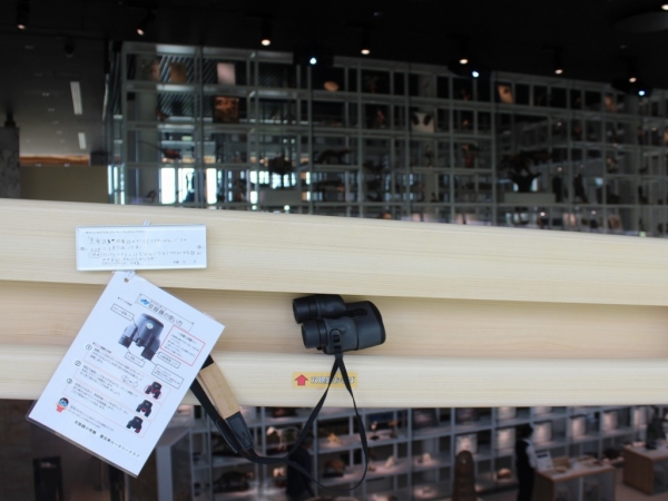 常設展示室の中心にそびえ立つガラスの展示棚「とよたモノ語り」。展示棚は耐震コアとなり、大空間を支えている（画像提供／豊田市博物館）