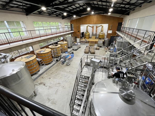 体育館に蒸留設備を設けてウイスキーを作り、校舎内で樽詰めしたウイスキーを貯蔵管理するのは世界初のこと。ここにしかないウイスキーの製造過程を、キャットウォークから見下ろすスタイルで見学できるようになっている