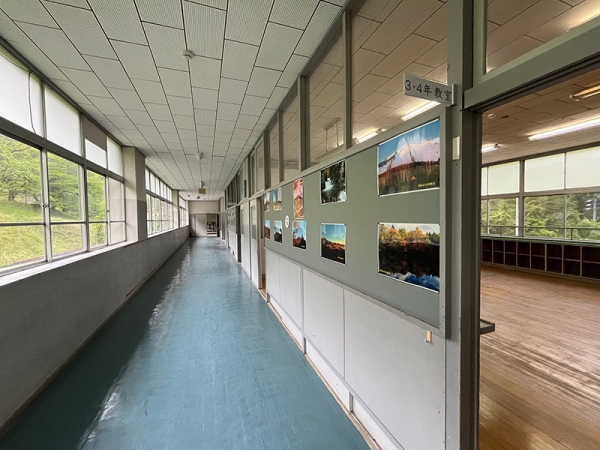 2007年に過疎により閉校するまで多くの子ども達を見守ってきた旧高根小学校。あたたかな学び舎は地域の宝物ゆえに、廃校後も地元の人々によって定期的に清掃が行われ大切に守られてきた