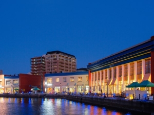 飲食店や土産物店が並ぶ海峡プラザ