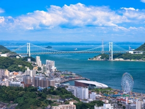 下関側から関門海峡を望む