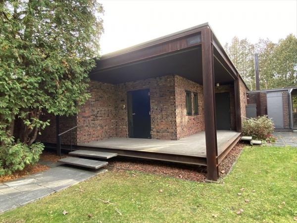 北東側の玄関。鉄骨の柱・梁の見せ方や、ポーチに上る階段のデザインなど、ミースの「ファンズワース邸」をほうふつとさせる（写真：宮沢洋）