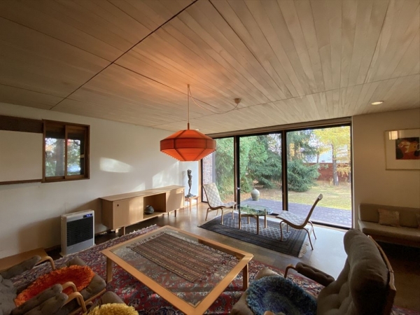 南東側にある居間（写真：宮沢洋）