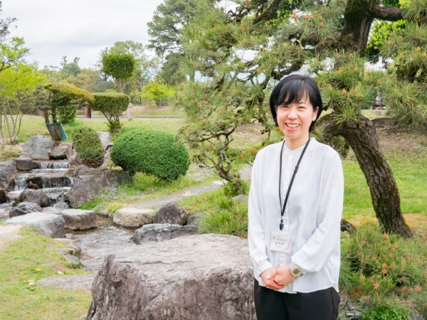 津山城は鶴山城（かくざんじょう）の異名を持つ。明治の廃城令後に建物が解体されたが、高さ約45mにおよぶ巨大な石垣から当時の城の壮大さが分かる。2005年（平成17年）には備中櫓が復元された。鶴山（かくざん）公園として国指定史跡となっており「日本三大平山城」「日本100名城」にも数えられている。また岡山県内屈指の桜の名所であり「日本さくら名所100選」の一つにもなっている（提供：津山市）