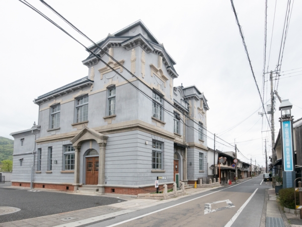 城西重要伝統的建造物群保存地区。出雲街道を中心とした約12haが重伝建に選定された。おもに西部は寺町、東部は商家町だった（提供：津山市）