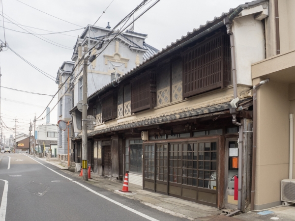 かつて<b>軒切り</b>が行われた城西の西今町の町並み