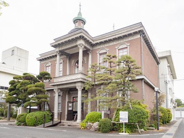 城西の重伝建地区のすぐそばにある「<b>城西浪漫館</b>」は国登録有形文化財。大正時代に中島病院本館として建てられた近代建築。地域のにぎわい拠点として整備され、1階はカフェ・小売店となっている。NHK朝の連続小説『あぐり』のロケ地にもなった