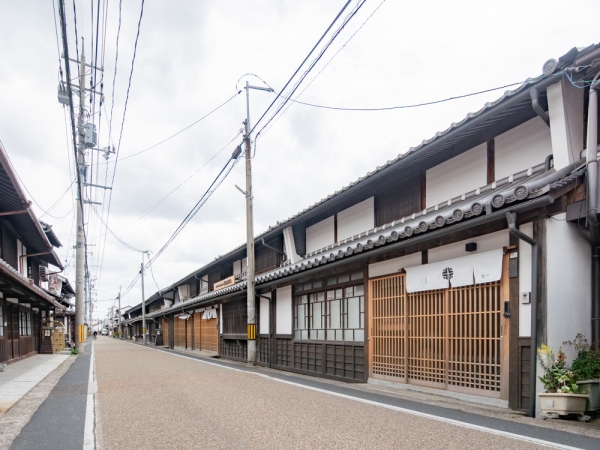 城西の重伝建地区のすぐそばにある「<b>城西浪漫館</b>」は国登録有形文化財。大正時代に中島病院本館として建てられた近代建築。地域のにぎわい拠点として整備され、1階はカフェ・小売店となっている。NHK朝の連続小説『あぐり』のロケ地にもなった