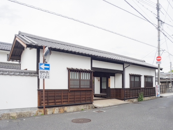 城西の重伝建地区のすぐそばにある「<b>城西浪漫館</b>」は国登録有形文化財。大正時代に中島病院本館として建てられた近代建築。地域のにぎわい拠点として整備され、1階はカフェ・小売店となっている。NHK朝の連続小説『あぐり』のロケ地にもなった