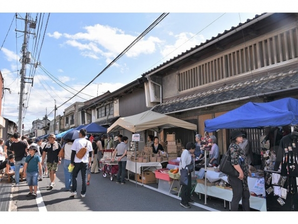 城西重要伝統的建造物群保存地区。出雲街道を中心とした約12haが重伝建に選定された。おもに西部は寺町、東部は商家町だった（提供：津山市）