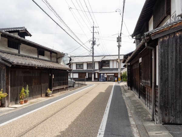 城東重要伝統的建造物群保存地区。出雲街道沿いの約1.2kmにわたる約8.1haのエリアが重伝建に選定されている（提供：津山市）