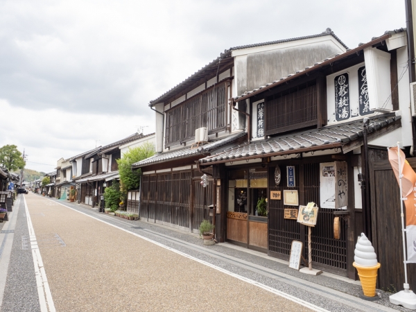 城東にある<b>旧梶村家住宅</b>だった「<b>城東むかし町家</b>」は、登録有形文化財。広大な敷地を持つ近世から近代における城東有数の商家で、時代とともに増改築された町家