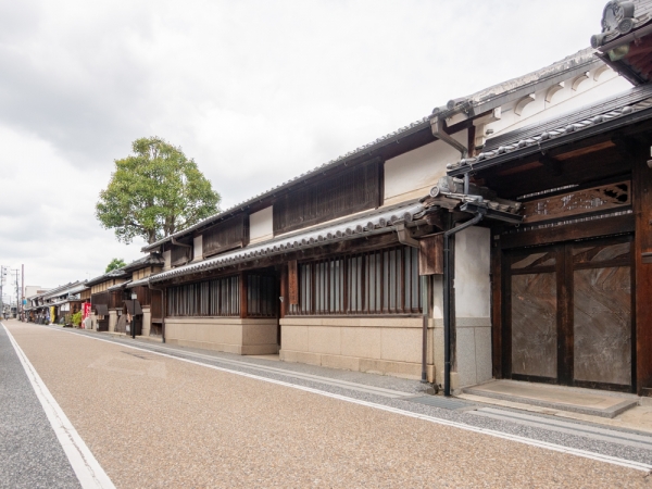 城東にある<b>旧梶村家住宅</b>だった「<b>城東むかし町家</b>」は、登録有形文化財。広大な敷地を持つ近世から近代における城東有数の商家で、時代とともに増改築された町家