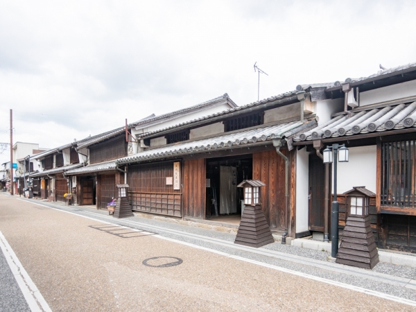 城東にある<b>旧梶村家住宅</b>だった「<b>城東むかし町家</b>」は、登録有形文化財。広大な敷地を持つ近世から近代における城東有数の商家で、時代とともに増改築された町家