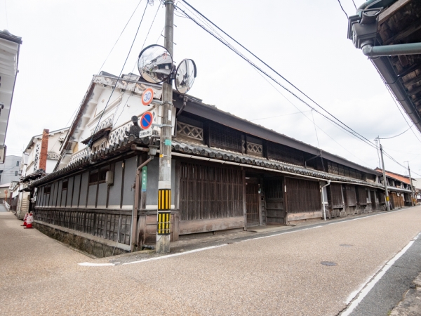 城東にある<b>旧梶村家住宅</b>だった「<b>城東むかし町家</b>」は、登録有形文化財。広大な敷地を持つ近世から近代における城東有数の商家で、時代とともに増改築された町家