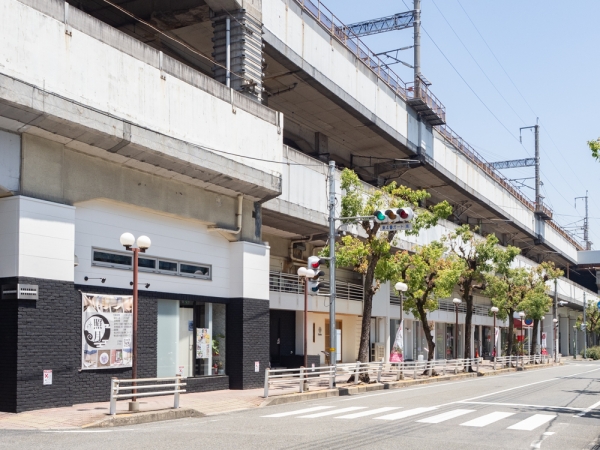 リニューアル事業が実施された福山市今町の福山駅東高架下の様子（西側から撮影）
