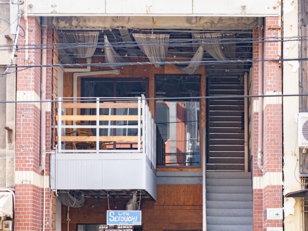 福山駅東高架下のうち1区画には、umika初の飲食事業としてギャラリーカフェ「& Q（アンク）」がオープン（提供：umika）