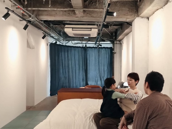 福山駅東高架下のうち1区画には、umika初の飲食事業としてギャラリーカフェ「& Q（アンク）」がオープン（提供：umika）