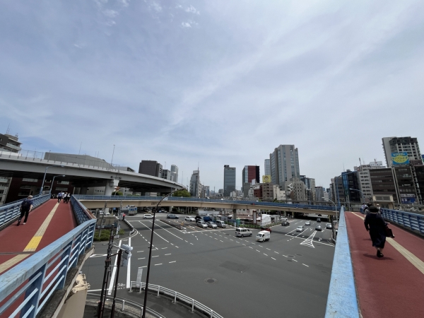 飯田橋交差点歩道橋からJR飯田橋駅東口方面を撮影　※2025年6月撮影