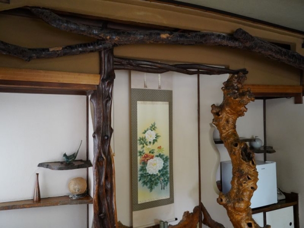 帳場の窓の上には鳳凰の透かし彫り（写真提供：鳳明館）