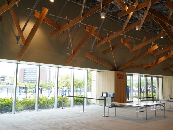 外観にしつらえた“樹形アーチ”は、木材の組み方やせり出し具合などすべて異なり、場所ごとに環境と調和できるように考えられた。2階の「d CAR GATE」と呼ばれるエントランス部分の樹形アーチが最も大きくせり出していて、来場者の高揚感を高めるという思いが込められている。写真は公園の芝生広場に面した部分