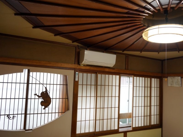 帳場の窓の上には鳳凰の透かし彫り（写真提供：鳳明館）